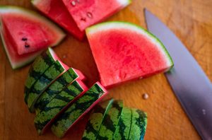 Wassermelonenstücke auf Brett mit Messer